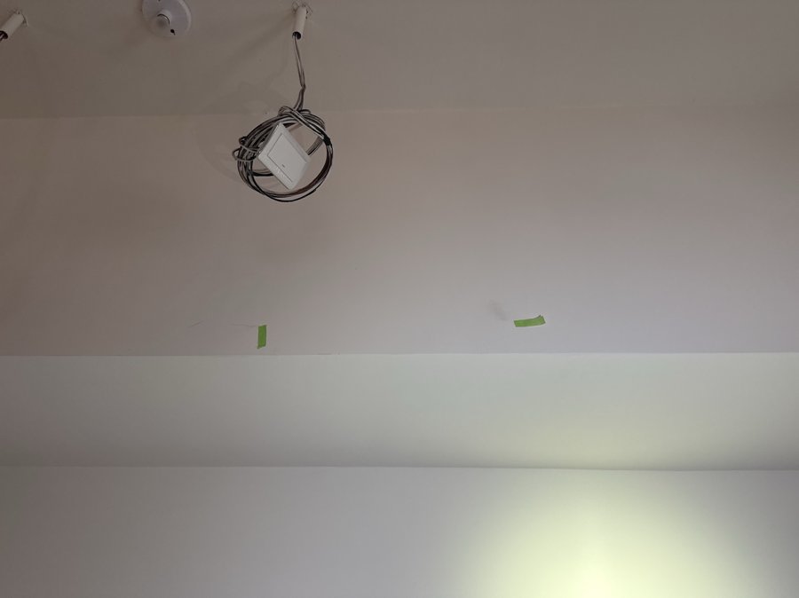 驗屋缺失:客廳牆面油漆污點