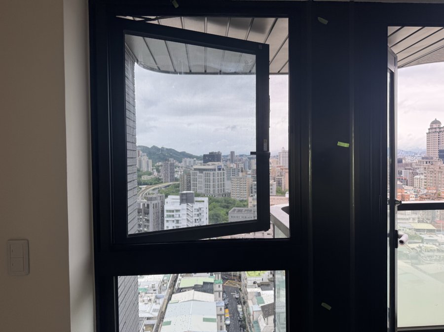驗屋缺失:客廳窗框刮傷