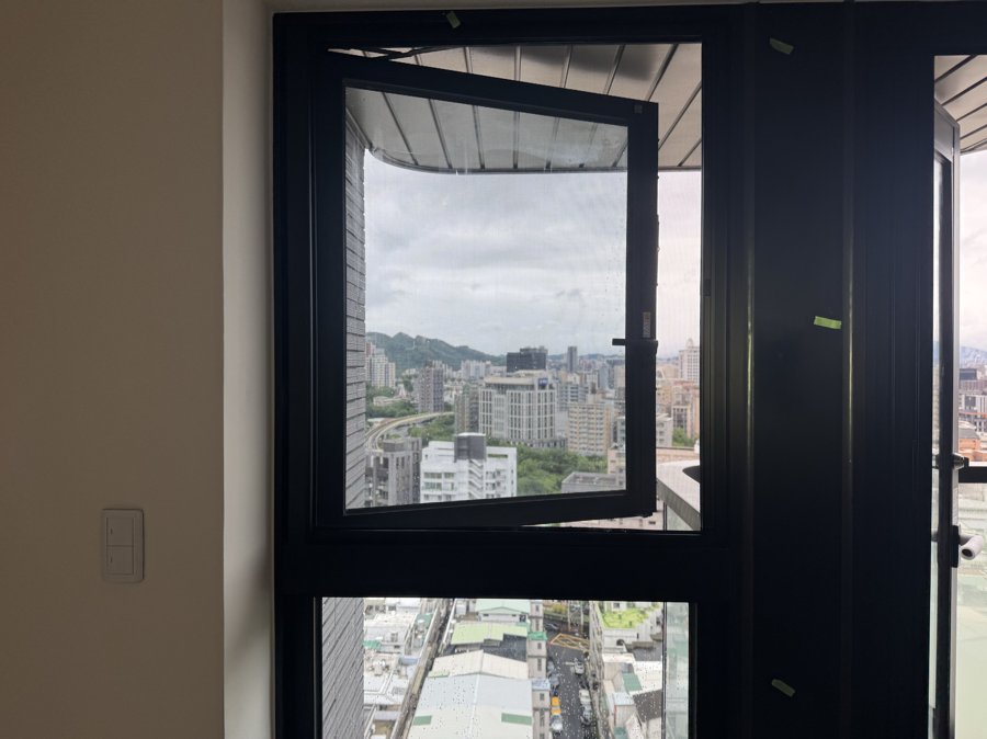 驗屋缺失:客廳窗框刮傷近照