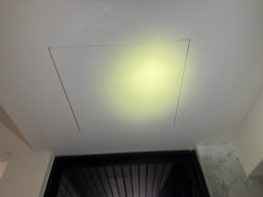 驗屋缺失：廚房天花板維修孔蓋污點