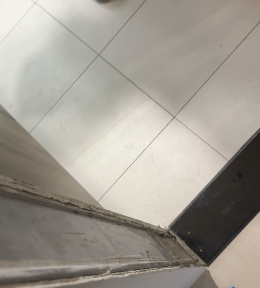 驗屋缺失：廁所門檻未填縫收邊近照