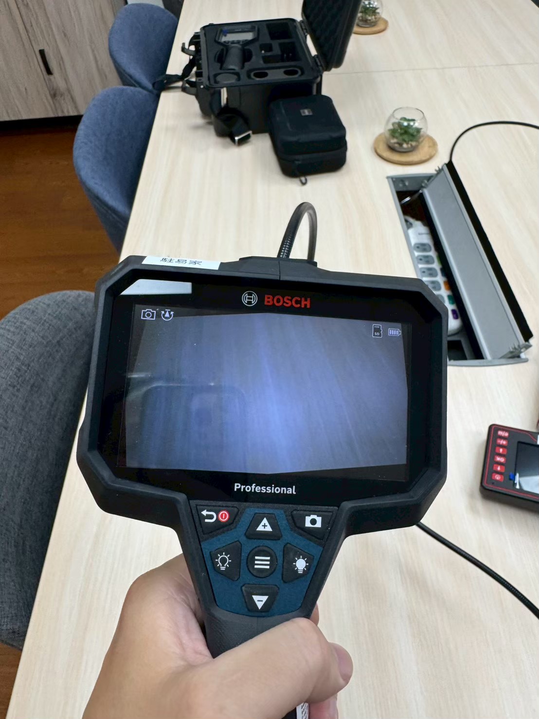 BOSCH Professional 管路檢測攝像儀 操作中