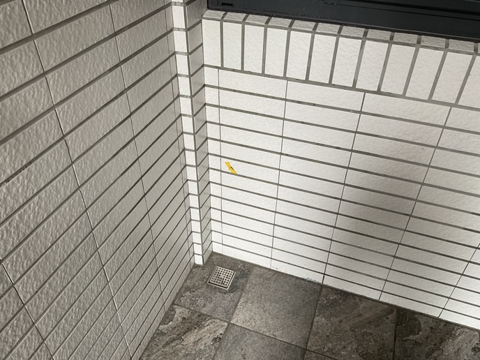 驗屋缺失：工作陽台壁磚抹縫不良