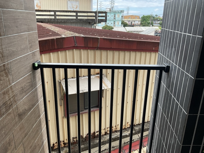 驗屋缺失：工作陽台欄杆飾板固定不良